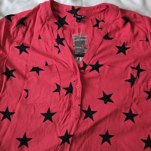 NWT Women's Torrid Red & Black Star Print Women's Tunic Top 14/16 XL - Picture 3 of 6